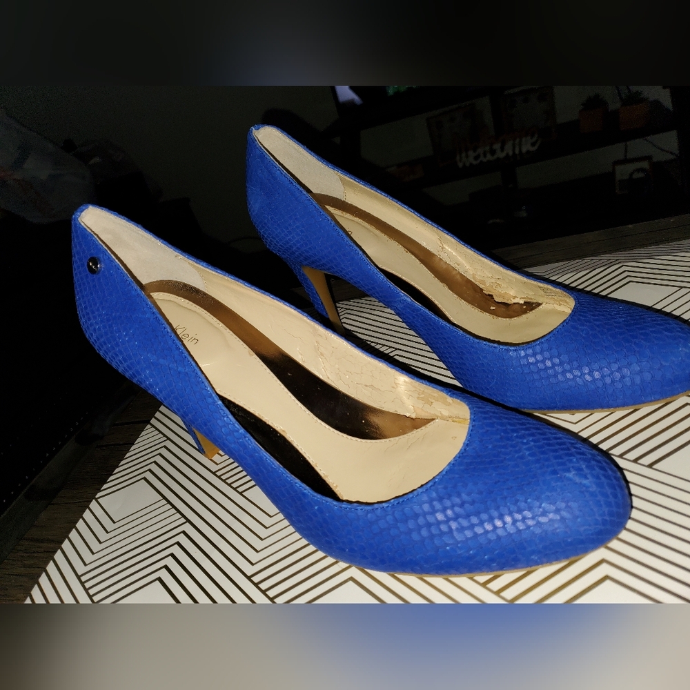 Calvin Klein textured pumps
